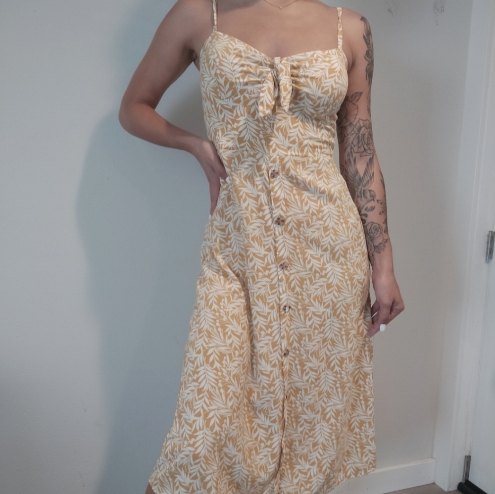 A.U.W Maxi dress Size M in Yellow w / Floral Pattern